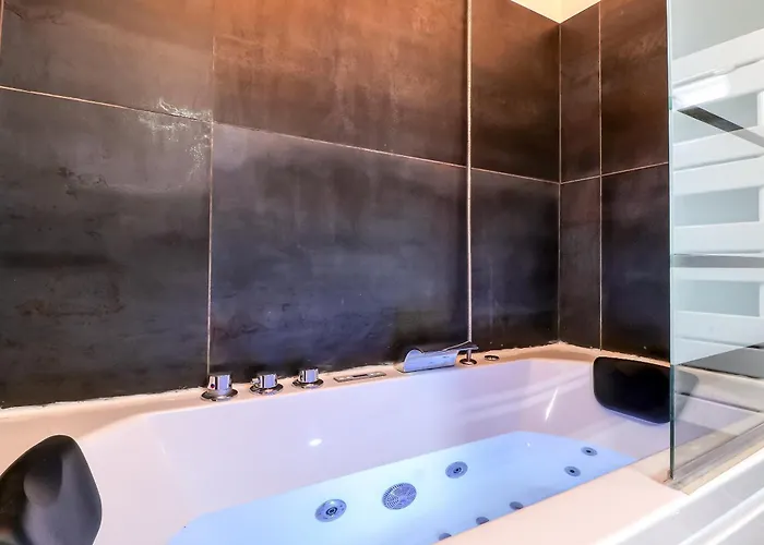 Apartment Le Vintage, Appart,hotel Particulier, Centre Maisoncarreeconciergerie *